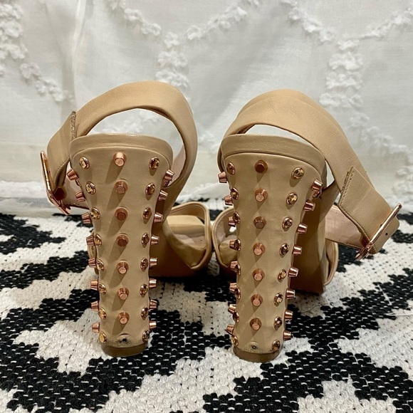 Vince Camuto Altman gold Studded nude heels size 8 - Picture 2 of 10